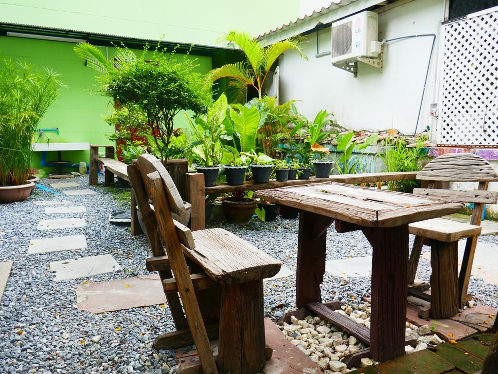 First 1 Boutique Hostel At Sukhumvit 1 Bangkok Exterior photo