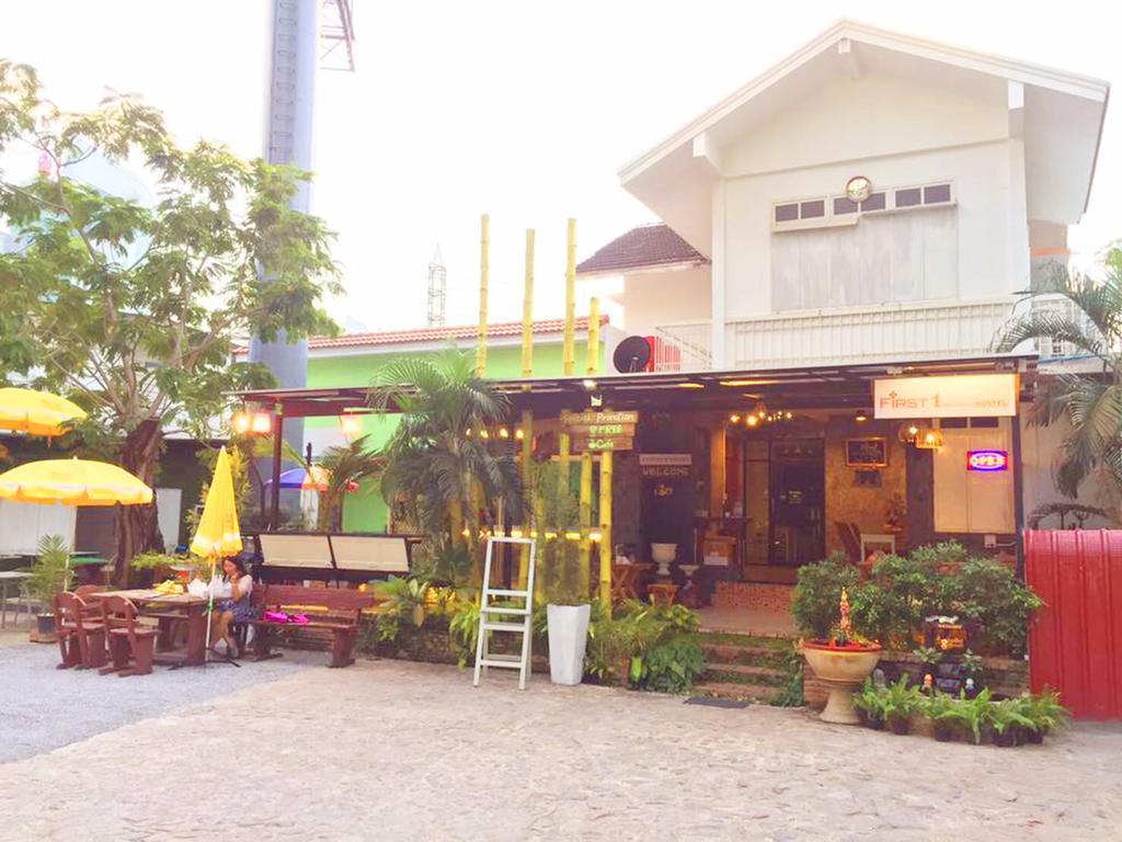 First 1 Boutique Hostel At Sukhumvit 1 Bangkok Exterior photo