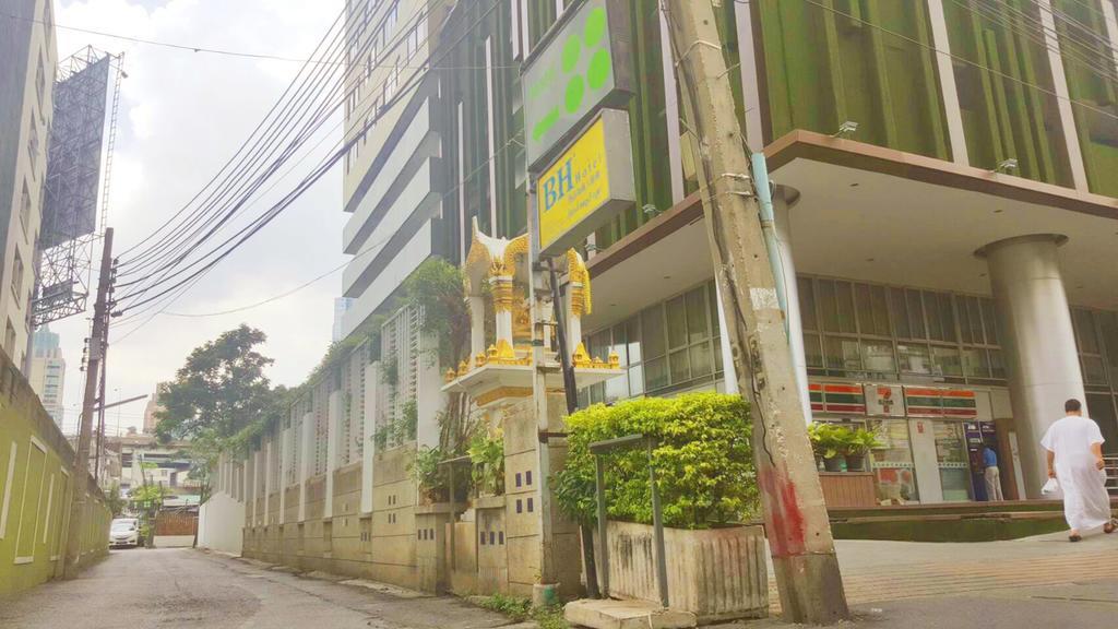 First 1 Boutique Hostel At Sukhumvit 1 Bangkok Exterior photo