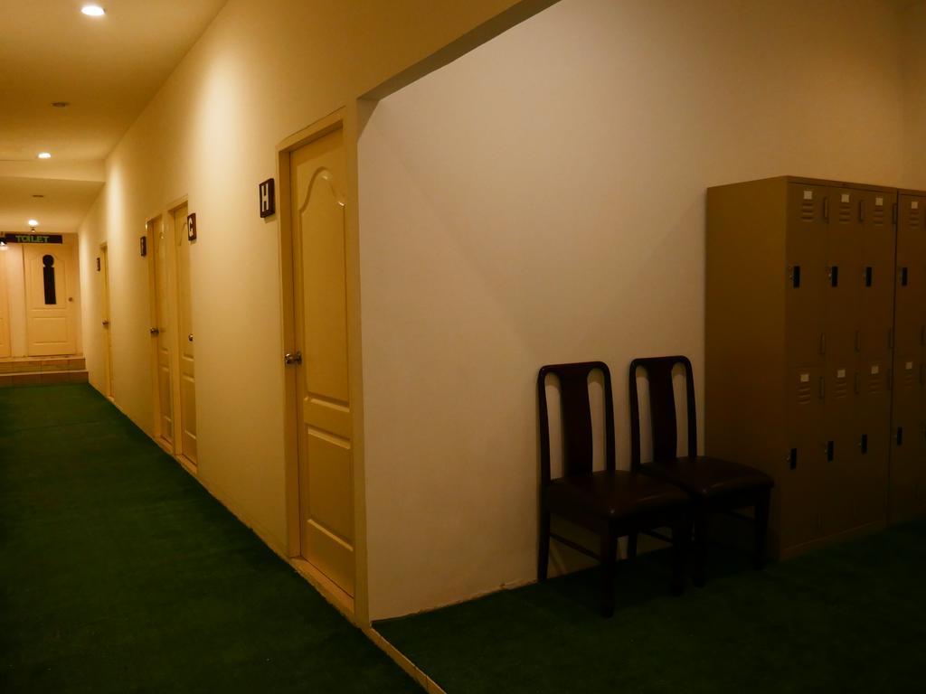 First 1 Boutique Hostel At Sukhumvit 1 Bangkok Exterior photo