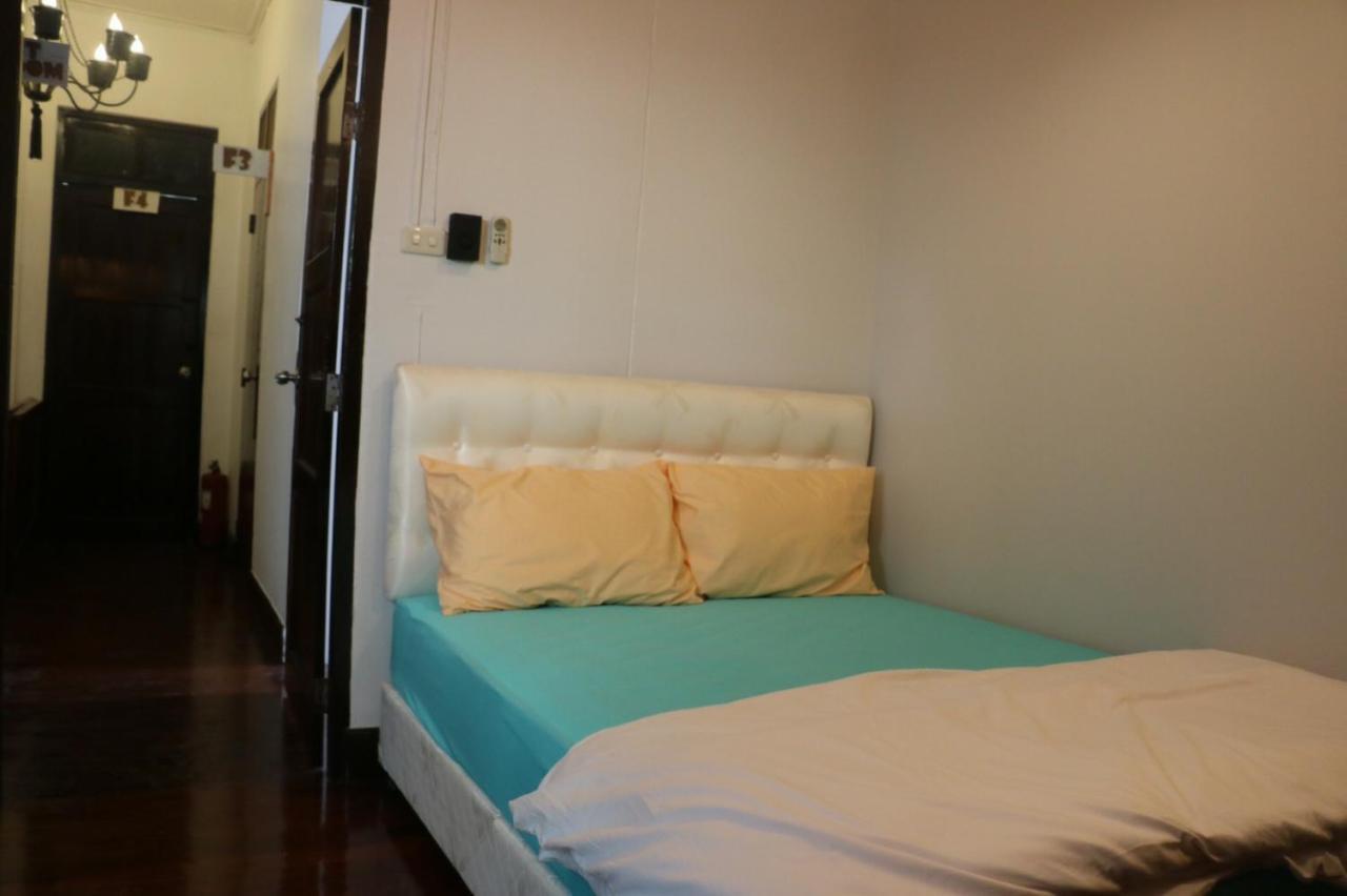 First 1 Boutique Hostel At Sukhumvit 1 Bangkok Exterior photo
