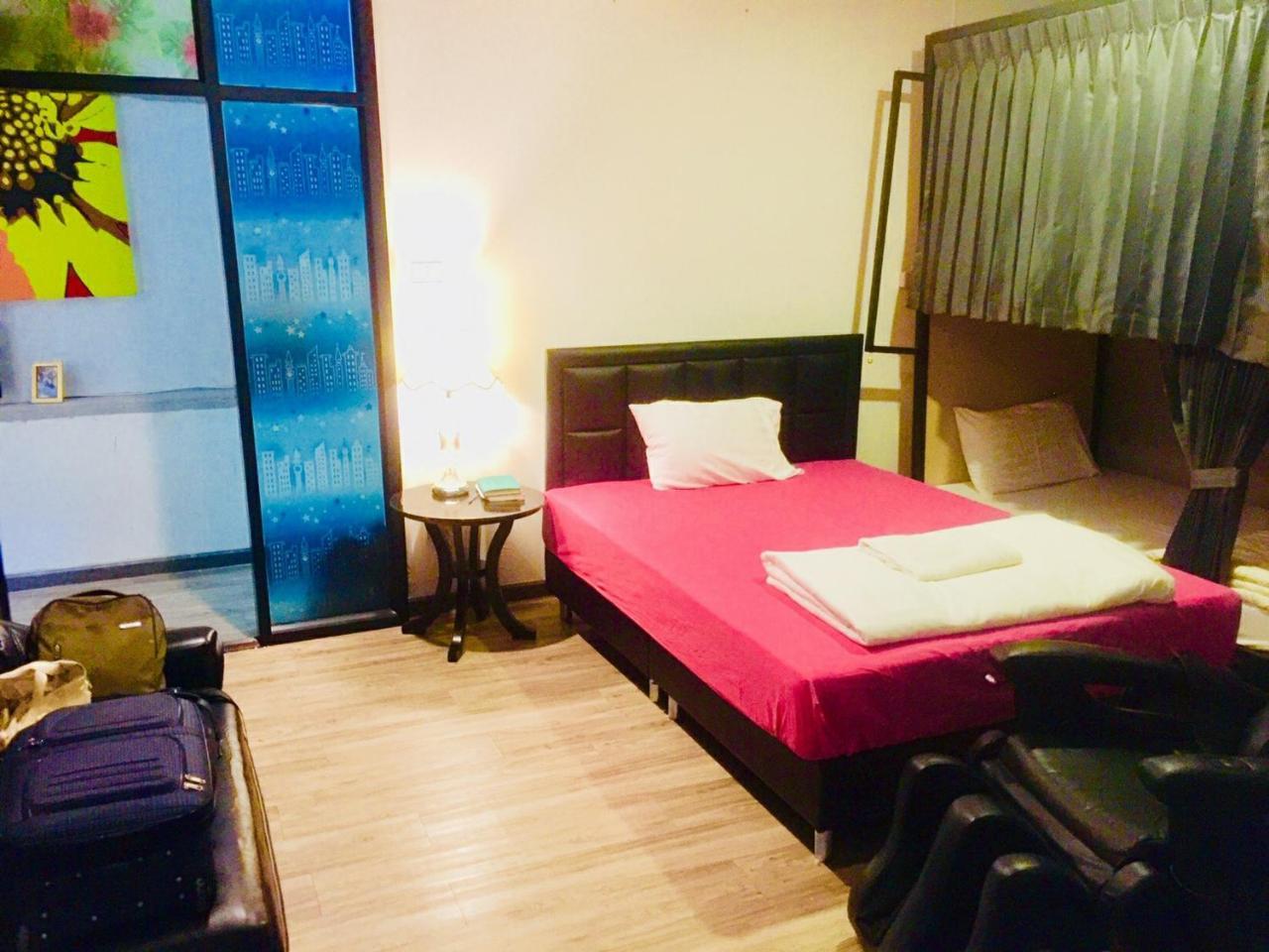 First 1 Boutique Hostel At Sukhumvit 1 Bangkok Exterior photo
